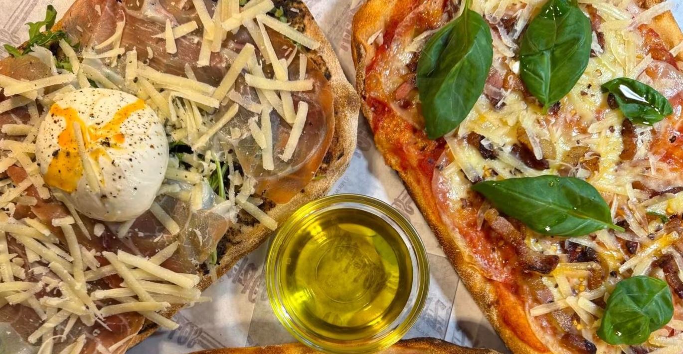 Pizza Romana con crudo, burrata e rucola e pizza al basilico con olio EVO