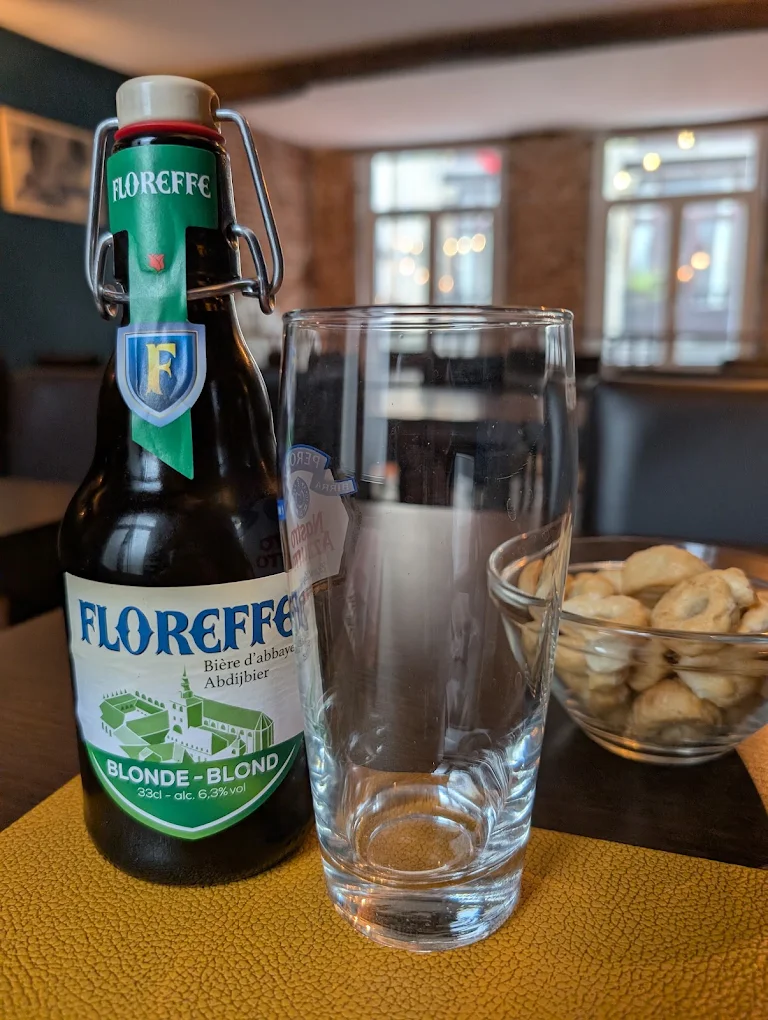 Birra d'abbazia Floreffe Blonde con ciotola di taralli in sala