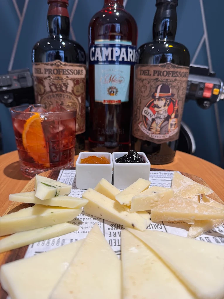 Negroni con arancia, selezione di formaggi e confetture, bottiglie Campari e Del Professore