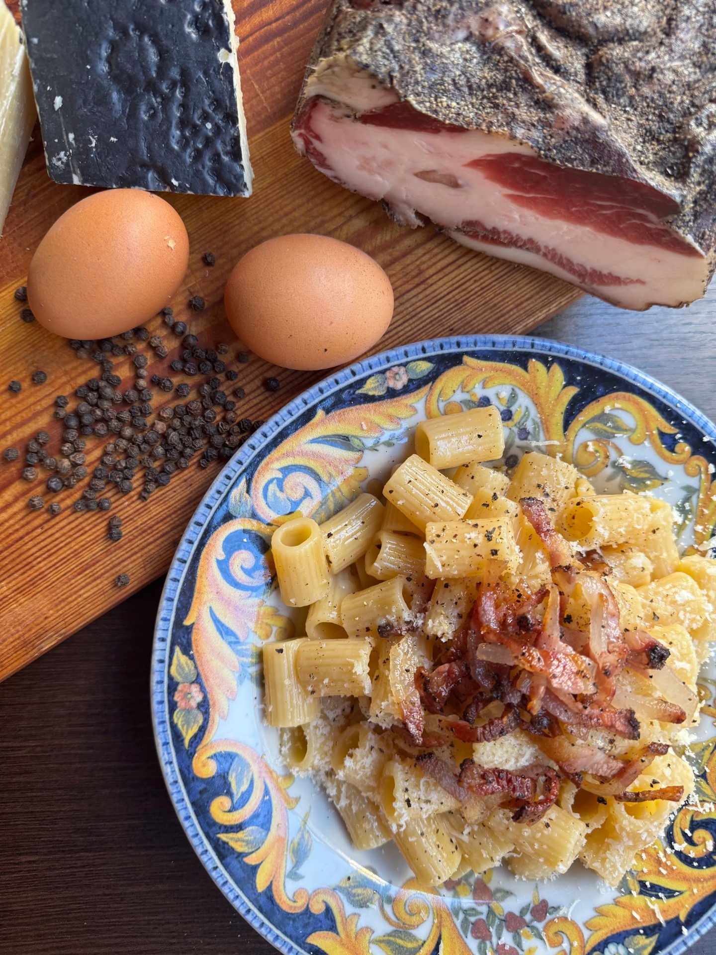 Carbonara con guanciale, pecorino, uova e pepe nero