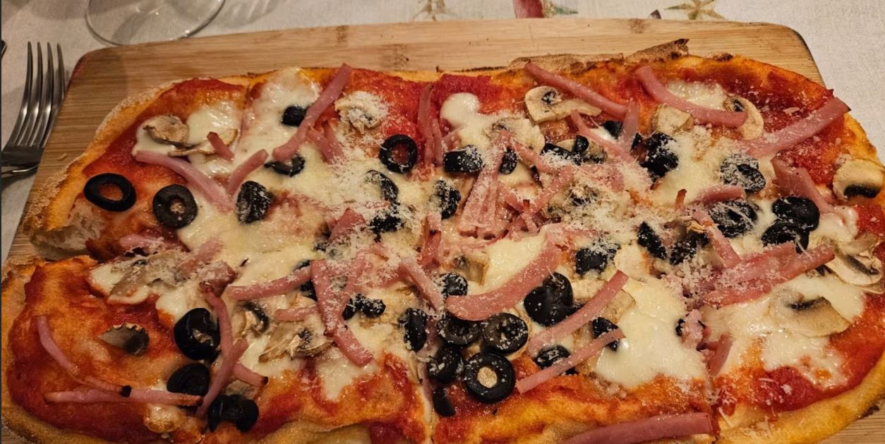 Pizza Romana capricciosa: prosciutto, funghi, olive e mozzarella filante