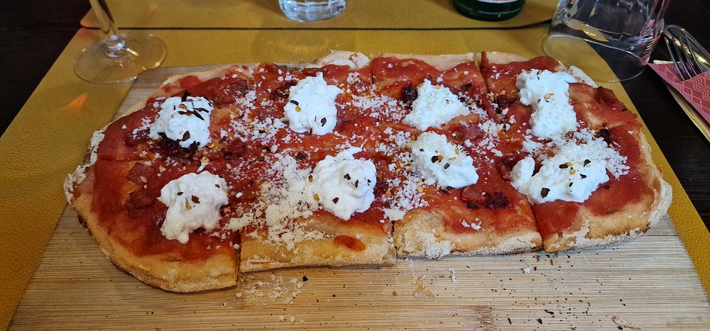 Pizza Romana con pomodoro, 'nduja e ciuffi di burrata fresca