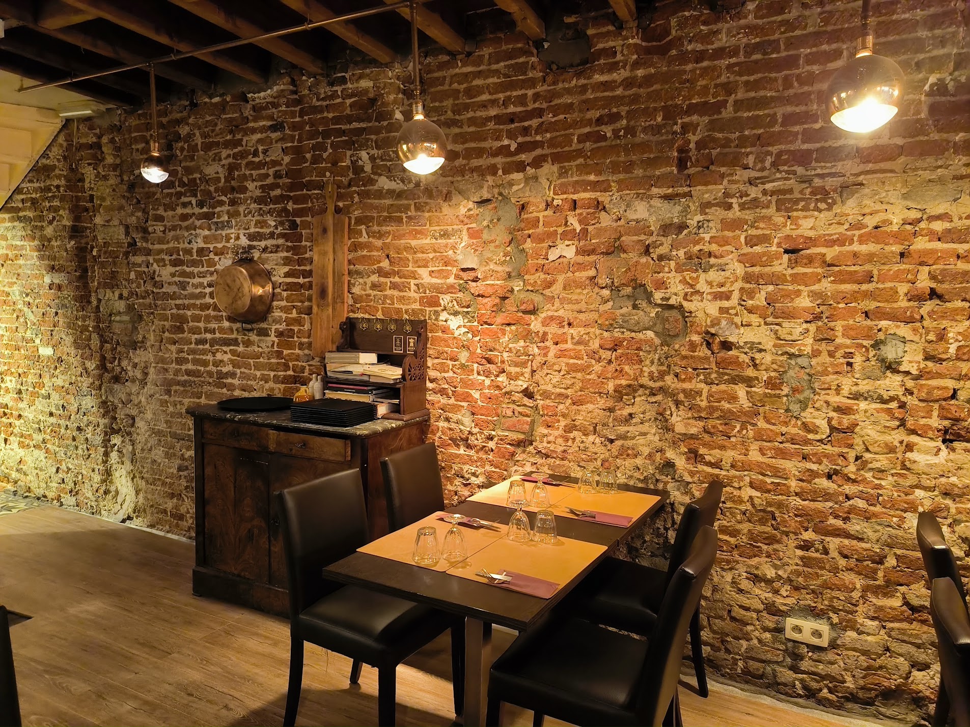 Sala con muri in mattoni a vista e luci calde