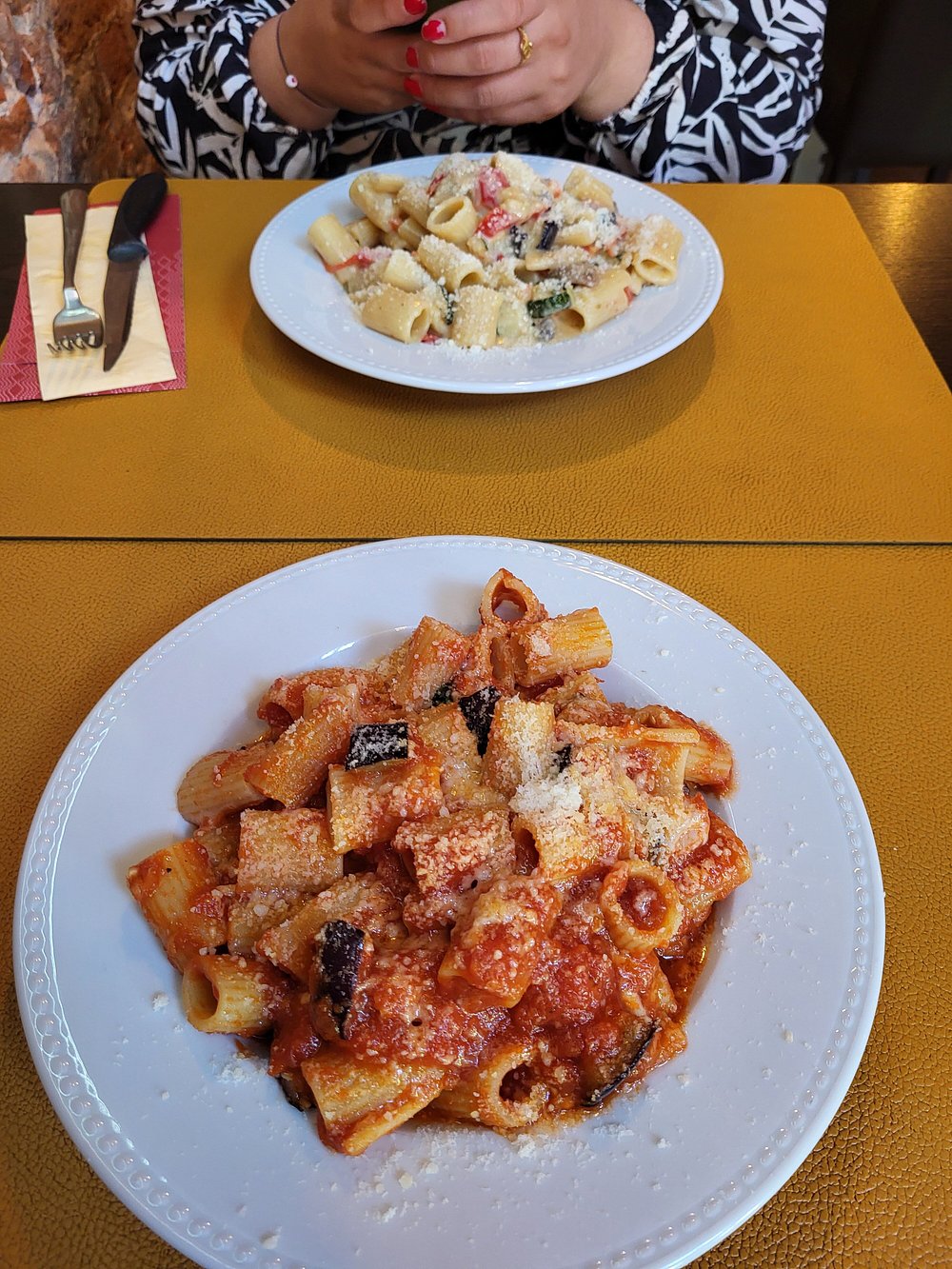 Due piatti di pasta fresca serviti a tavola