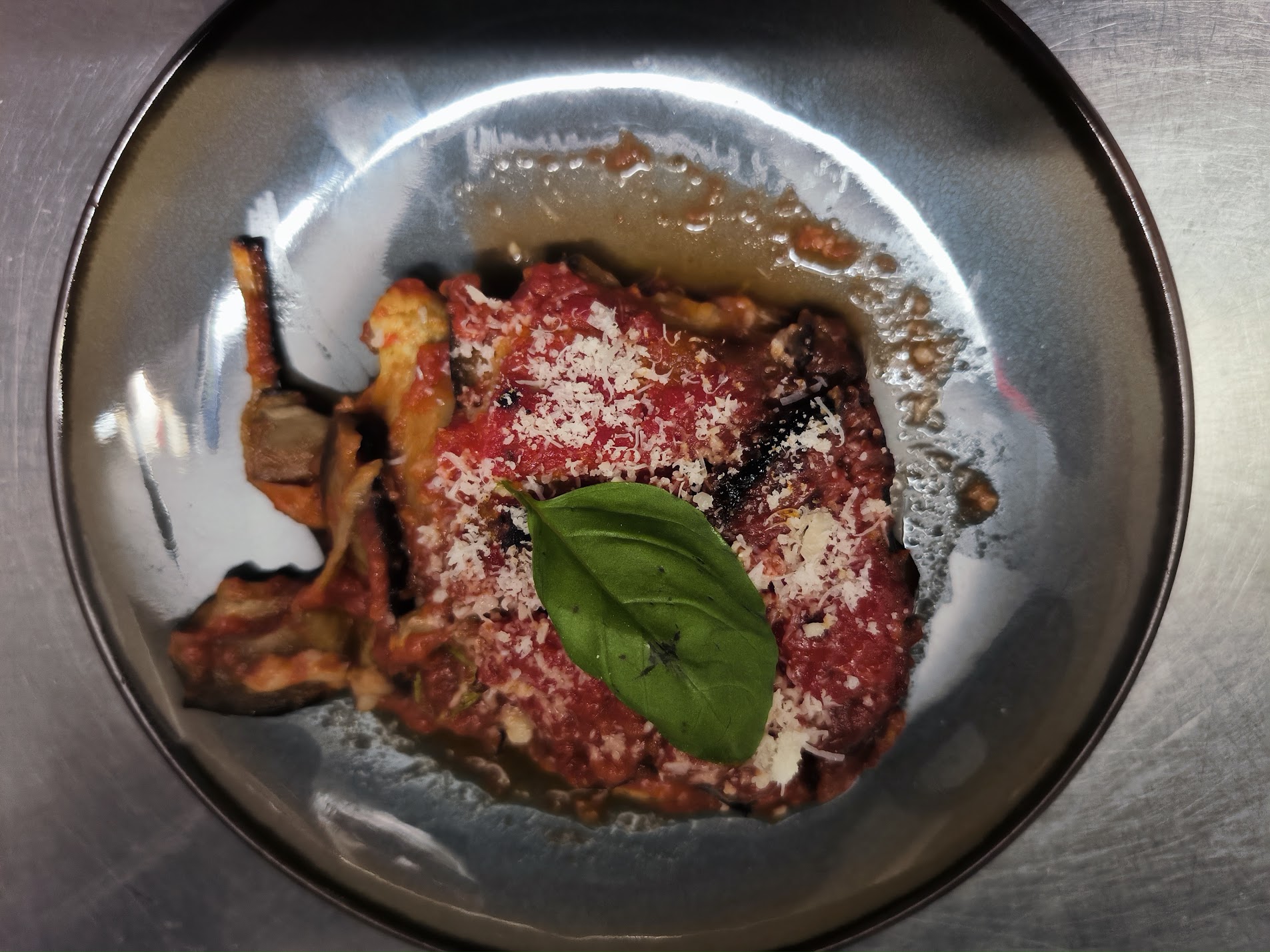 Parmigiana di melanzane con basilico