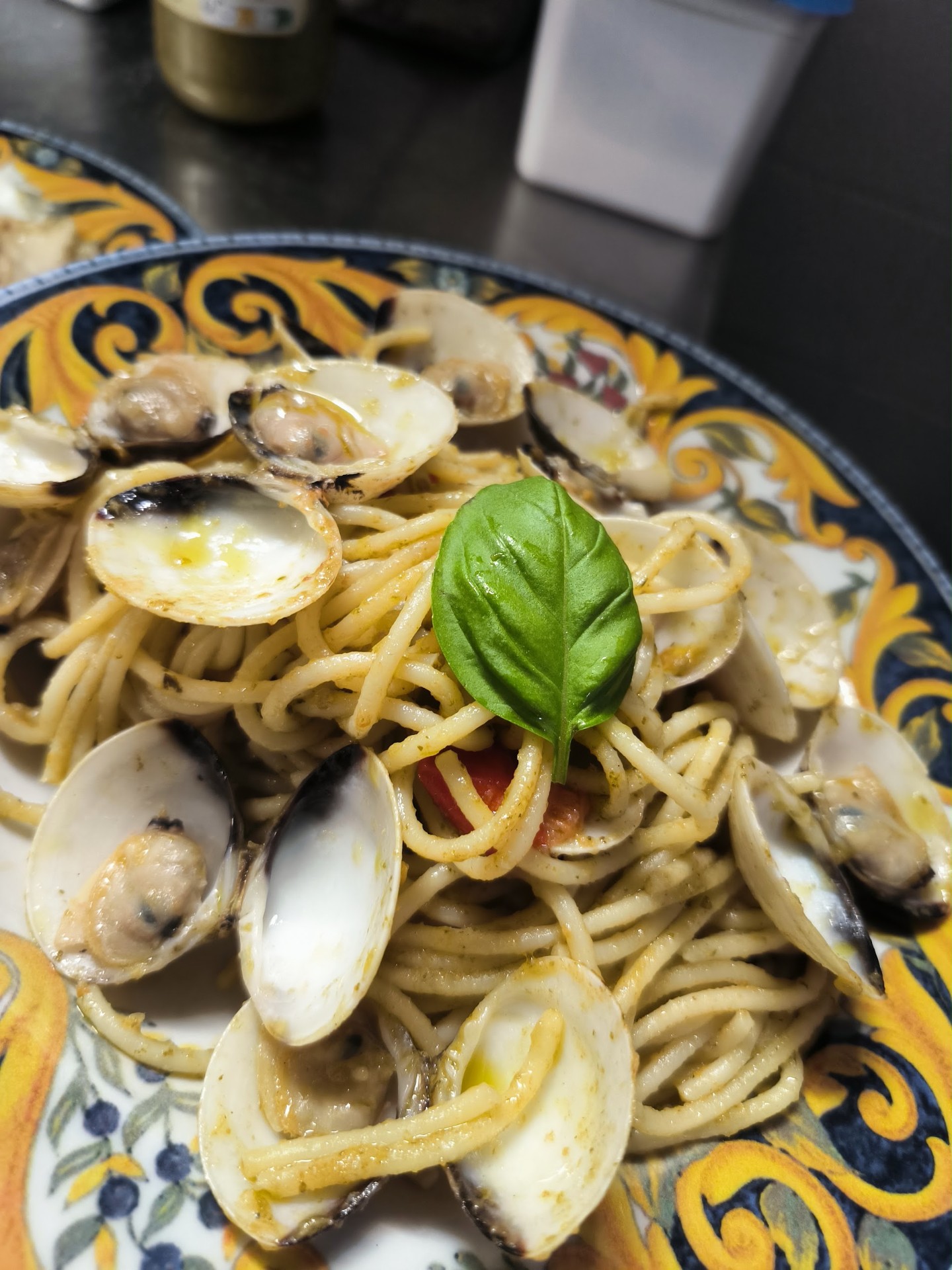 Spaghetti alle vongole con basilico fresco