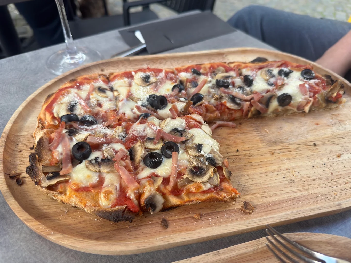 Pizza Romana con prosciutto cotto, funghi e olive nere, servita in terrazza