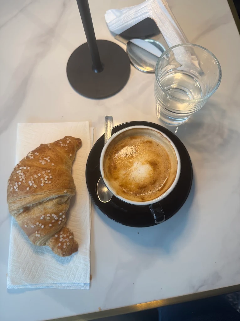 Colazione italiana: cappuccino e cornetto