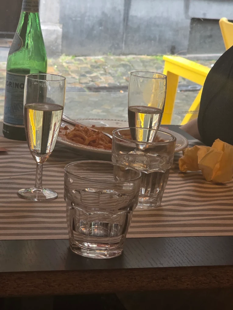 Calici di prosecco e acqua sul tavolo con vista sulla strada