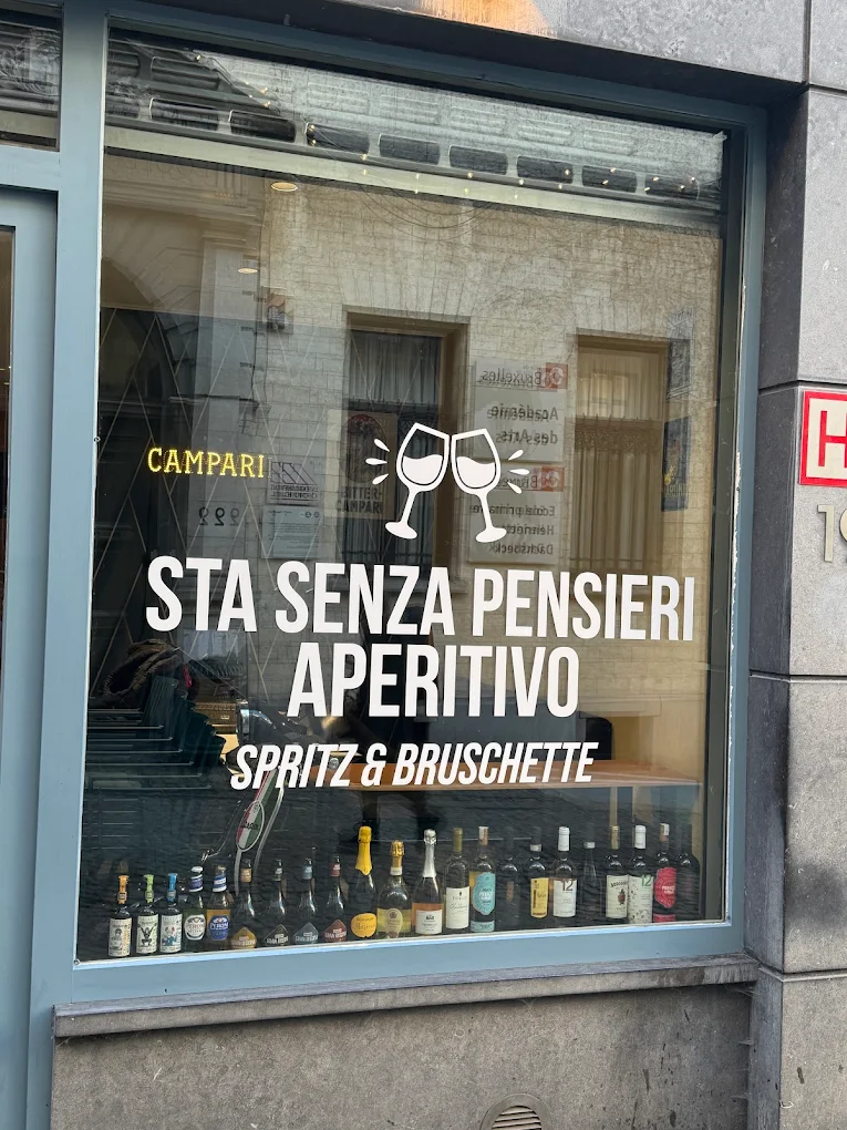 Vetrina del bar con la scritta Sta Senza Pensieri Aperitivo, Spritz & Bruschette