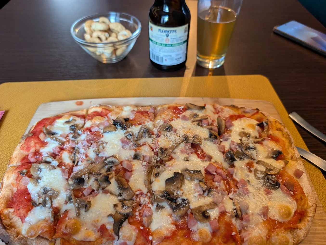 Pizza Romana prosciutto e funghi accompagnata da birra e taralli