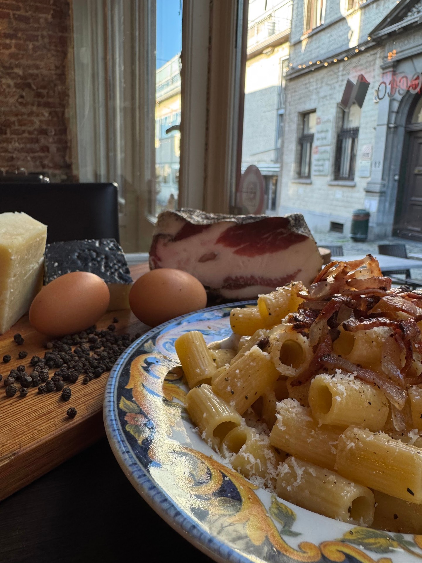 Carbonara al tavolo con vista su Rue de Rollebeek