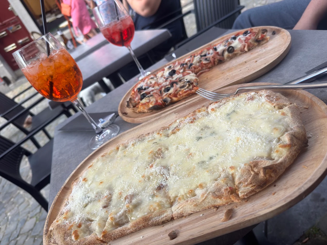 Pizza Romana quattro formaggi e capricciosa con Spritz in terrazza