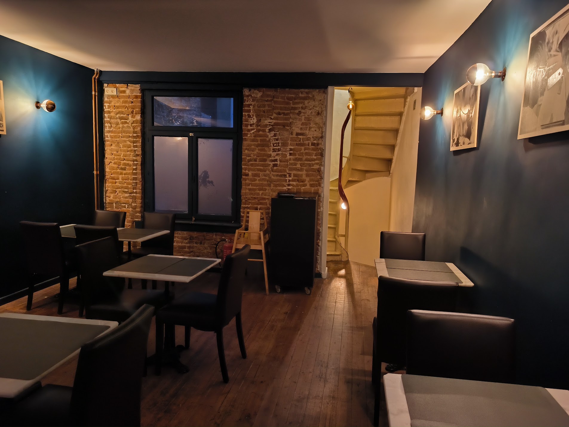 Sala superiore con tavoli in marmo e pavimento in legno