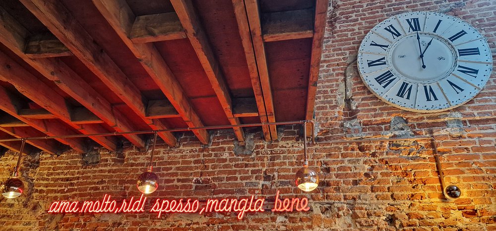 Insegna al neon con il motto: ama molto, ridi spesso, mangia bene