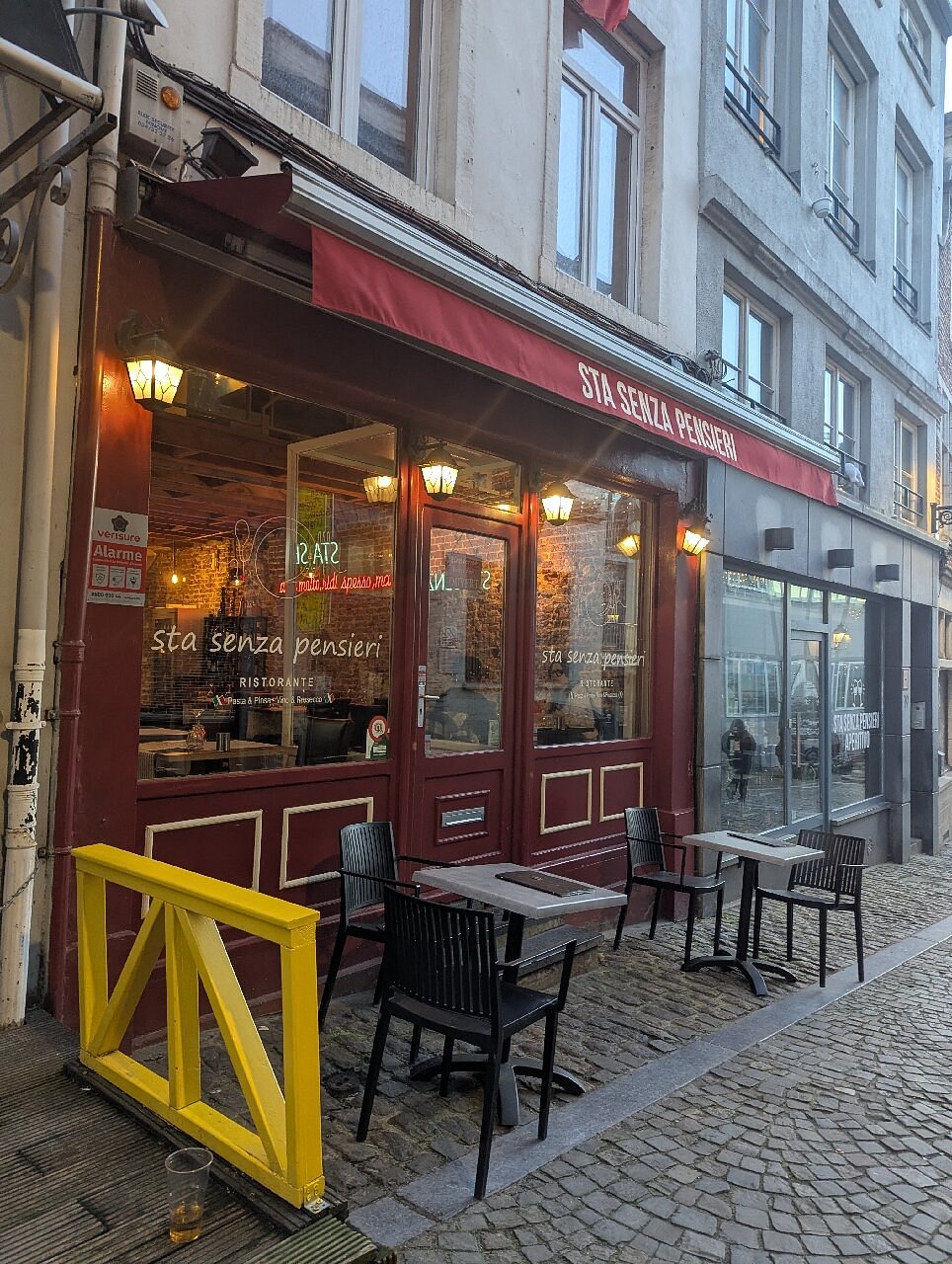 Facciata del ristorante Sta Senza Pensieri in Rue de Rollebeek, Bruxelles