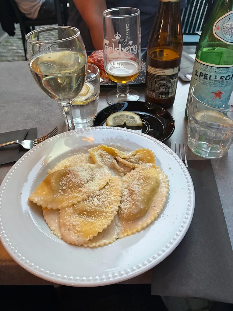 Ravioli freschi al burro e parmigiano