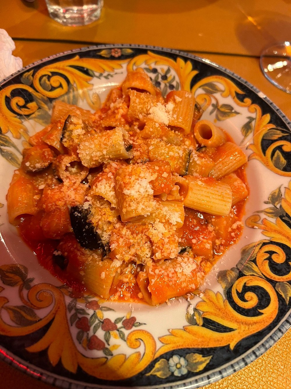 Rigatoni alla siciliana con melanzane, pomodoro e ricotta salata
