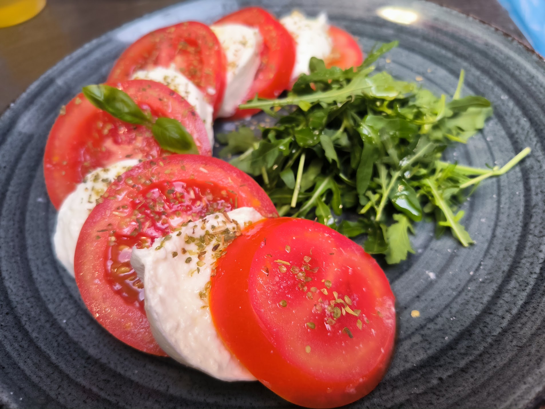 Caprese di pomodoro e mozzarella con rucola