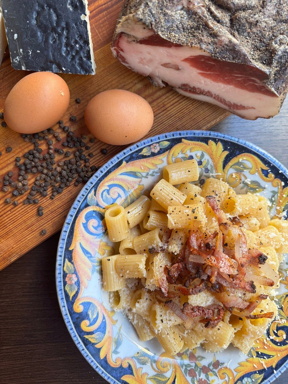 Piatto di carbonara con guanciale croccante, tuorlo d'uovo e pecorino